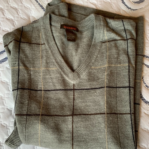 Dockers gray sweater vest size large - Picture 3 of 3